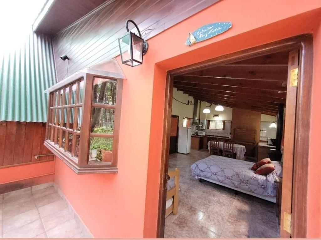 ein Zimmer mit einer offenen Tür zum Wohnzimmer in der Unterkunft Cabañas Bosque Del Faldeo in Ushuaia