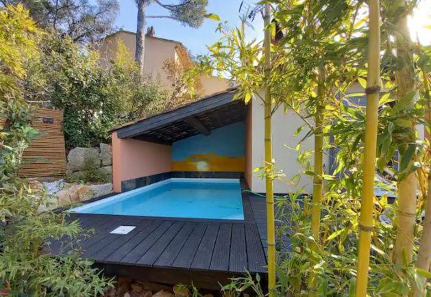- une piscine sur une terrasse en bois à côté d'une maison dans l'établissement Chambre d'hôtes exceptionnelle B&B, à Saint-Raphaël