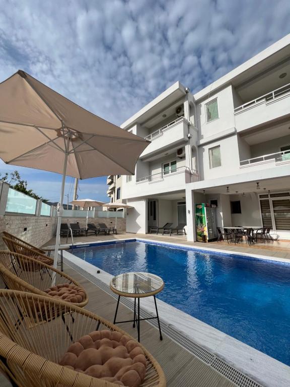 Bazén v ubytování Apartments Fat e Jet - Pool & Breakfast nebo v jeho okolí