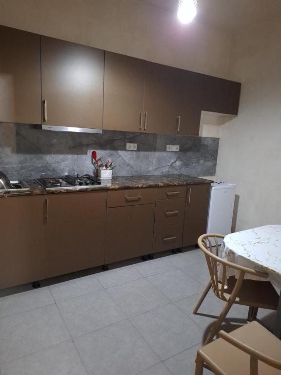 Kuchyň nebo kuchyňský kout v ubytování Guest House Nikola