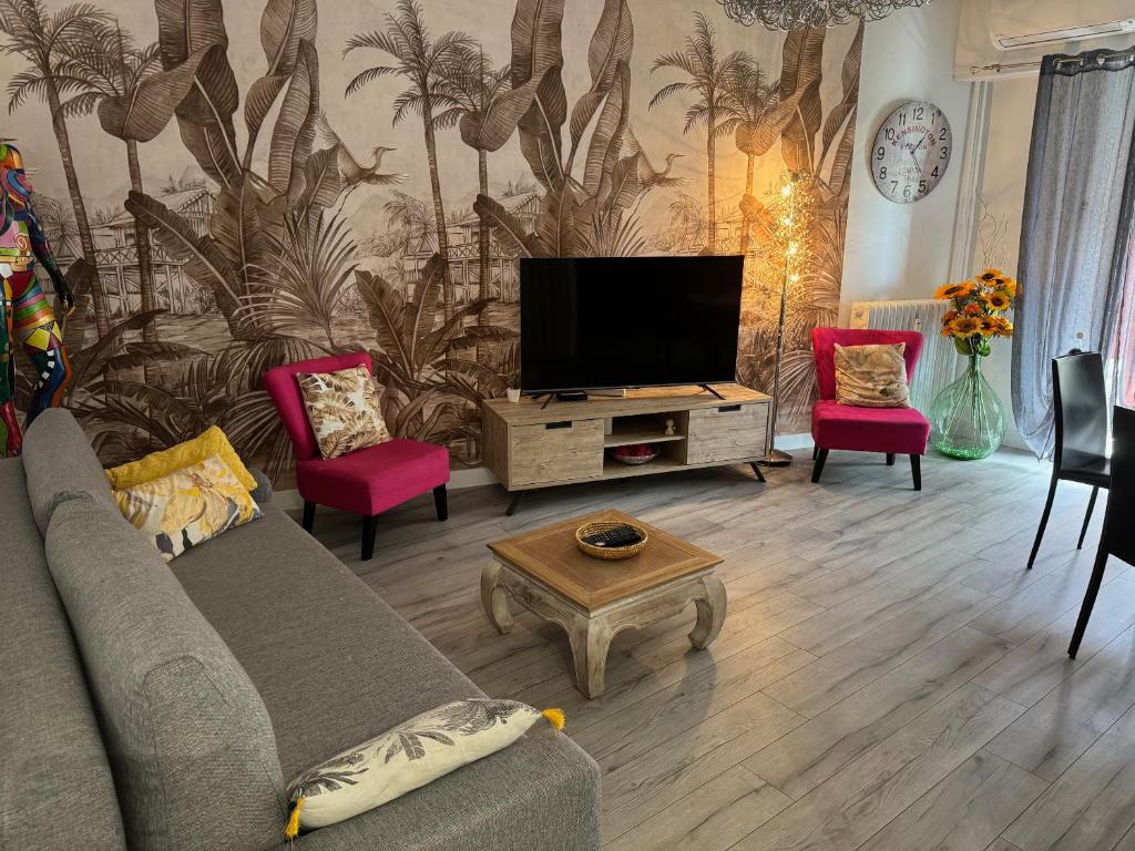 sala de estar con sofá y TV de pantalla plana en Gorgeous 2 bedrooms holiday apartement, en Niza