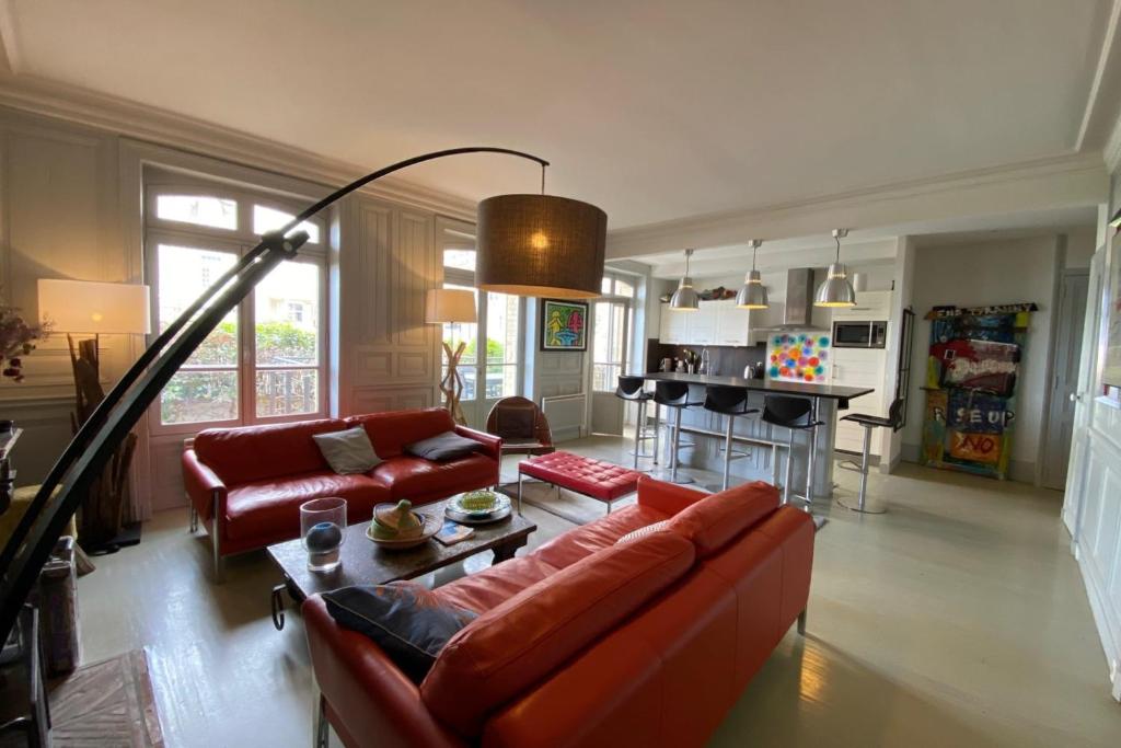 Posedenie v ubytovaní House with sea view in the Hypercentre