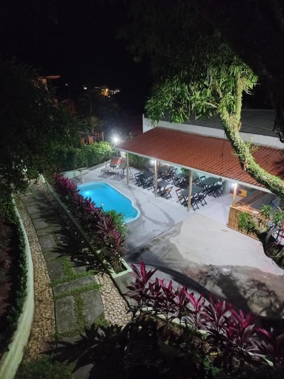 莫羅聖保羅的住宿－Beleza Natural Pousada，享有游泳池的顶部景色