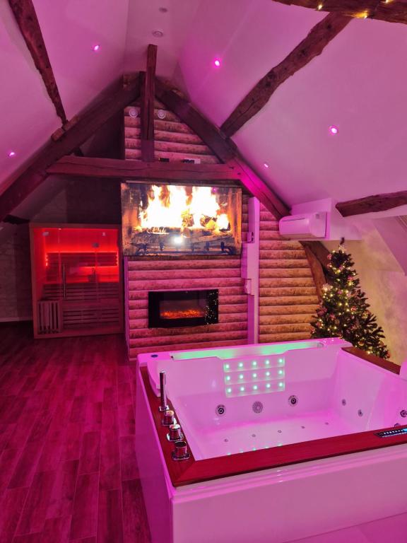 Suite Chalet avec jacuzzi décoration de Noël YaoSpa60 - Appartement Met één Slaapkamer