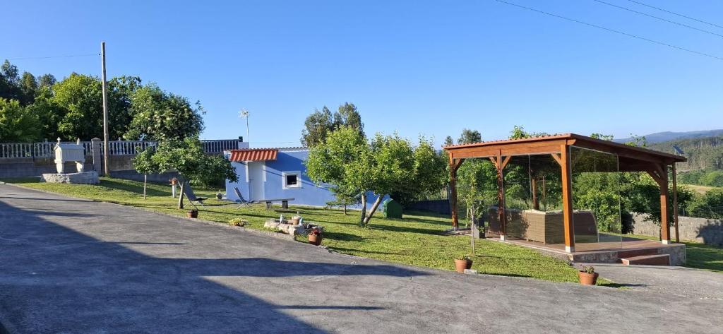 altana przy drodze w obiekcie Casa rural La casilla de Ois-Betanzos-A Coruña w mieście Coirós