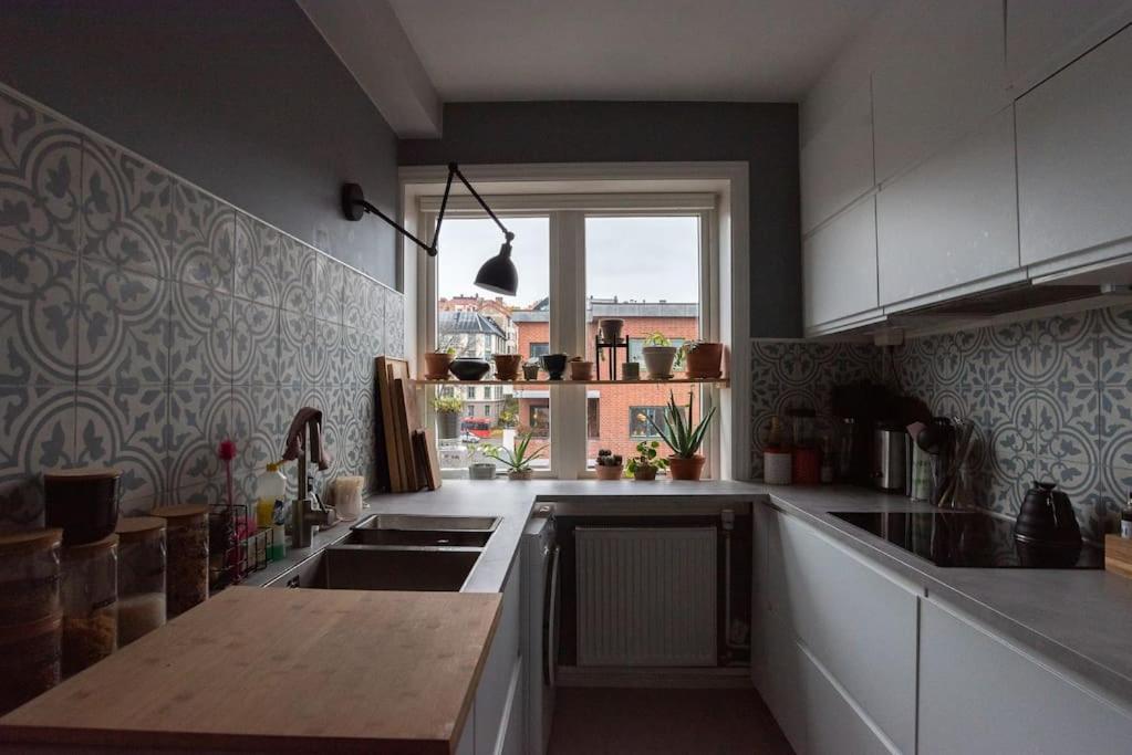 Η κουζίνα ή μικρή κουζίνα στο Modern Apartment in prime location - Professional Host - Fully Equipped