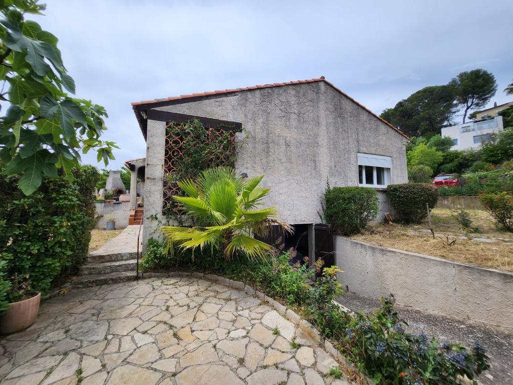 une maison avec une plante devant dans l'établissement Villa Martigues, à Martigues