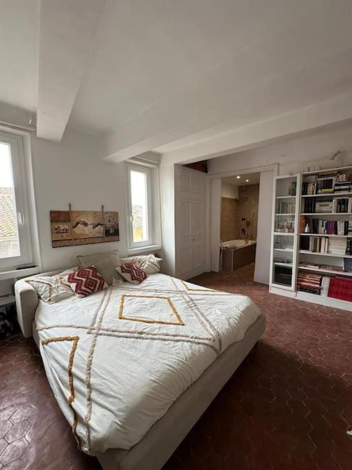 - une chambre avec un grand lit dans une pièce dotée de fenêtres dans l'établissement la touR d'azuR, à La Cadière-dʼAzur