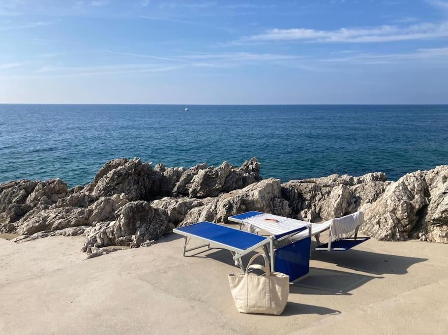 un tavolo da picnic su una spiaggia con oceano di Casa al mare con spiaggia privata condominiale a San Felice Circeo