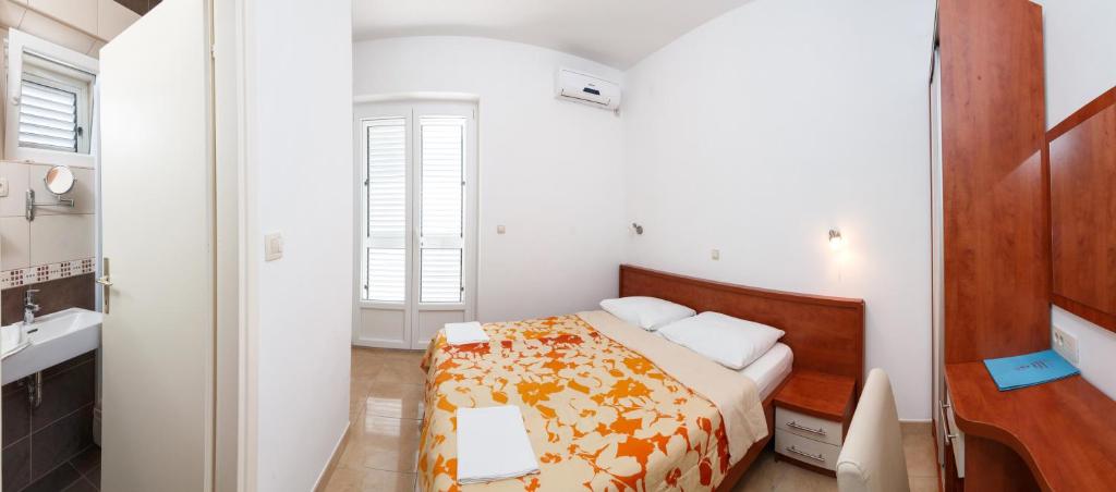 Postel nebo postele na pokoji v ubytování Apartments & Rooms Konoba Tomić