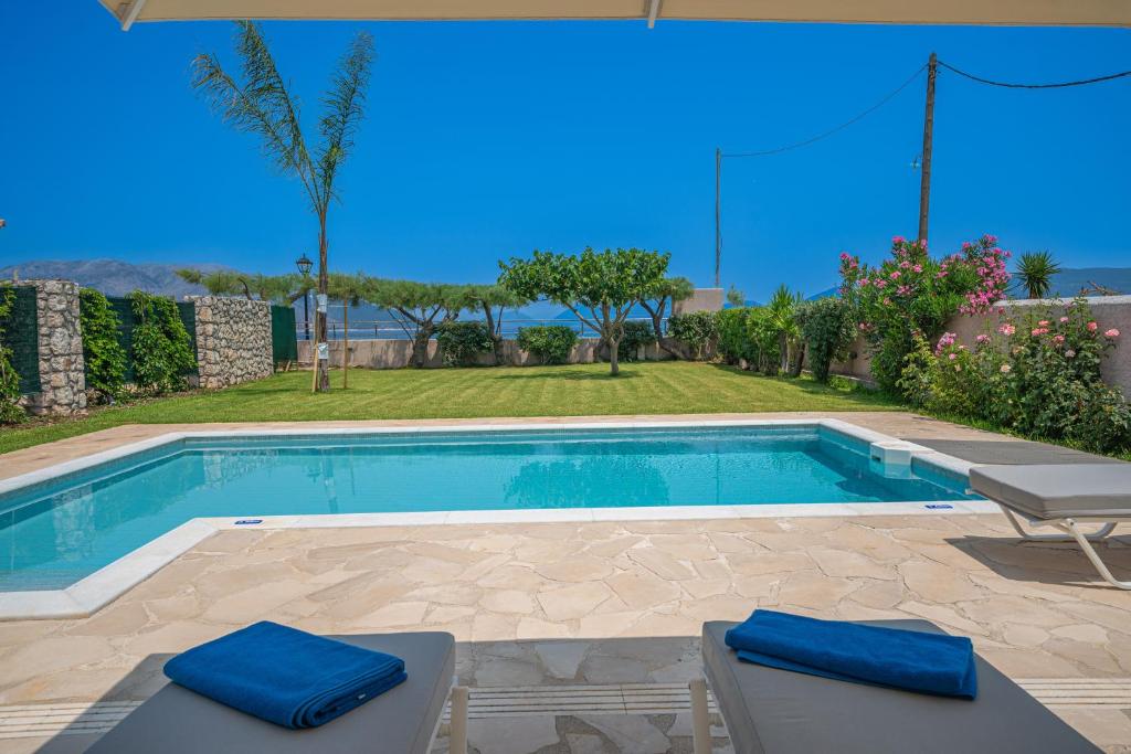 Bazén v ubytování Τheano Villa nebo v jeho okolí