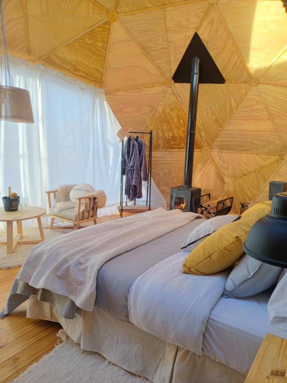 מיטה או מיטות בחדר ב-Bóreas Ecoluxury Glamping