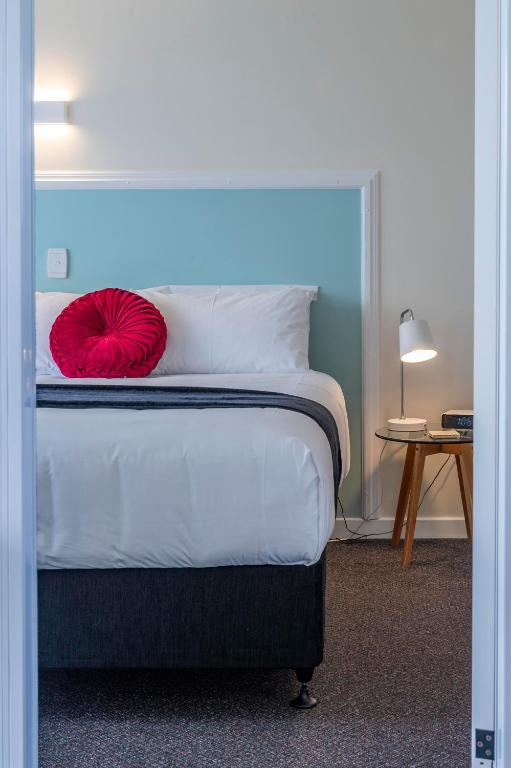 Postel nebo postele na pokoji v ubytování Kings Court Motel