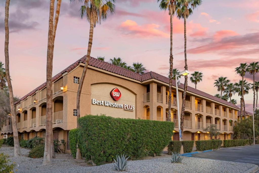 a exterior view of the best western plus hotel at Best Western Plus Palm Desert Resort in Palm Desert