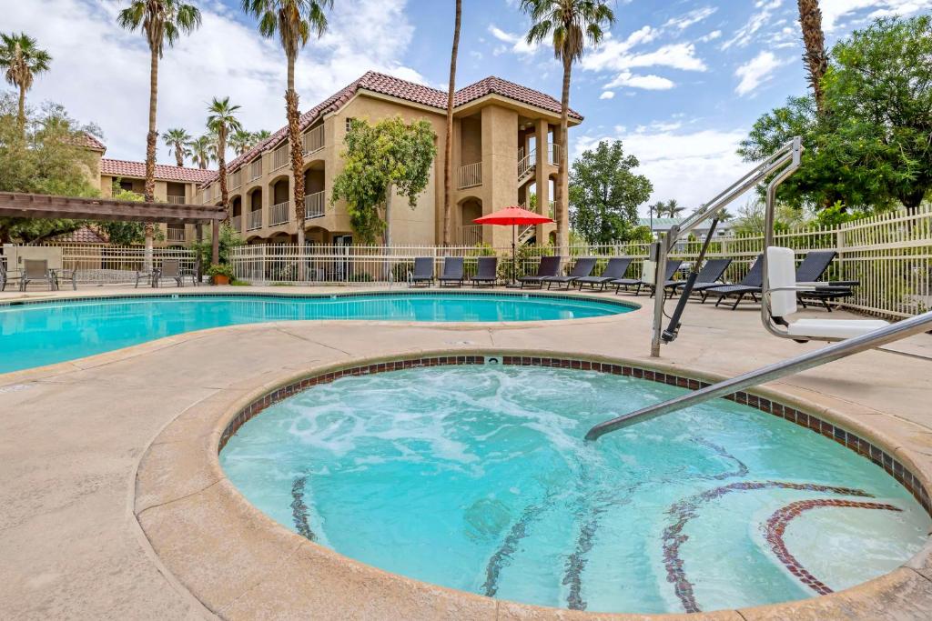 Bazén v ubytování Best Western Plus Palm Desert Resort nebo v jeho okolí