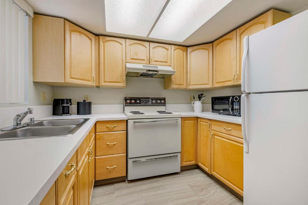 Kuchyň nebo kuchyňský kout v ubytování Best Western Plus Palm Desert Resort