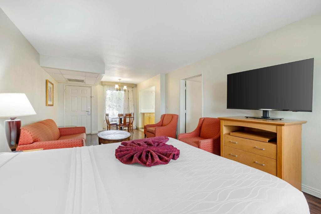 TV a/nebo společenská místnost v ubytování Best Western Plus Palm Desert Resort
