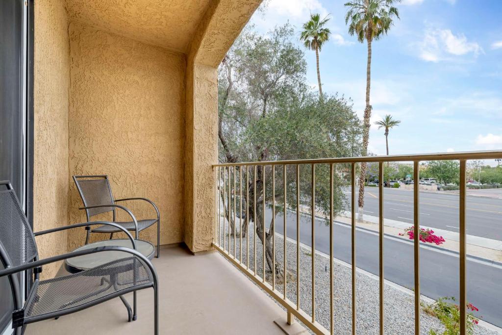 Balkón nebo terasa v ubytování Best Western Plus Palm Desert Resort