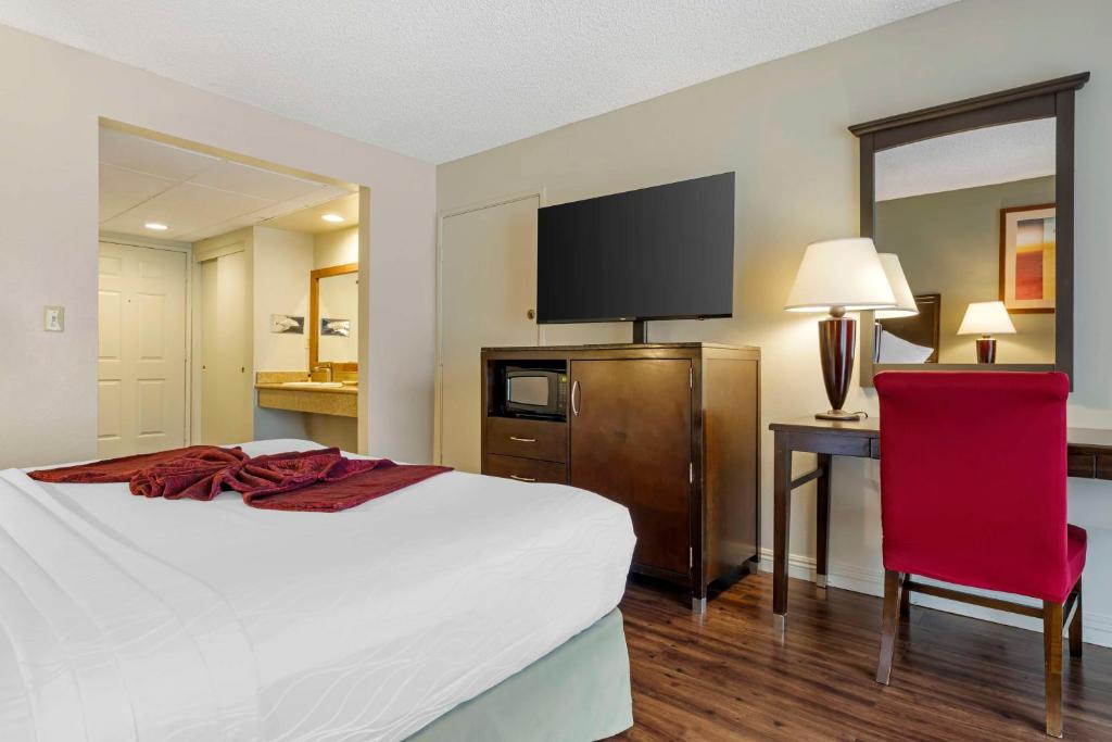 Postel nebo postele na pokoji v ubytování Best Western Plus Palm Desert Resort