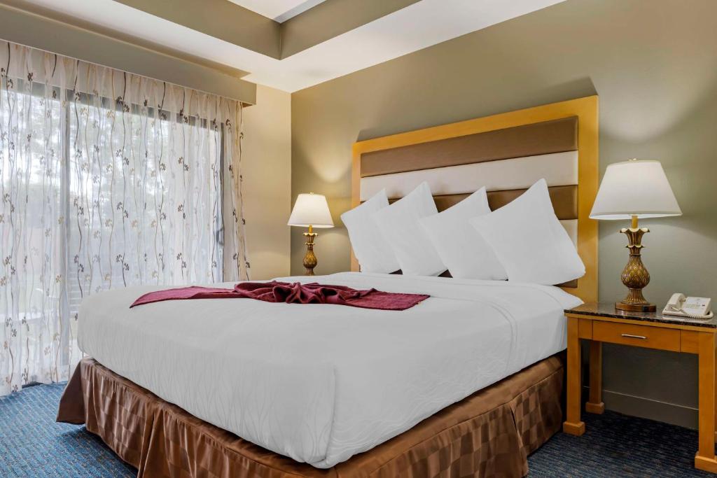 Postel nebo postele na pokoji v ubytování Best Western Plus Palm Desert Resort