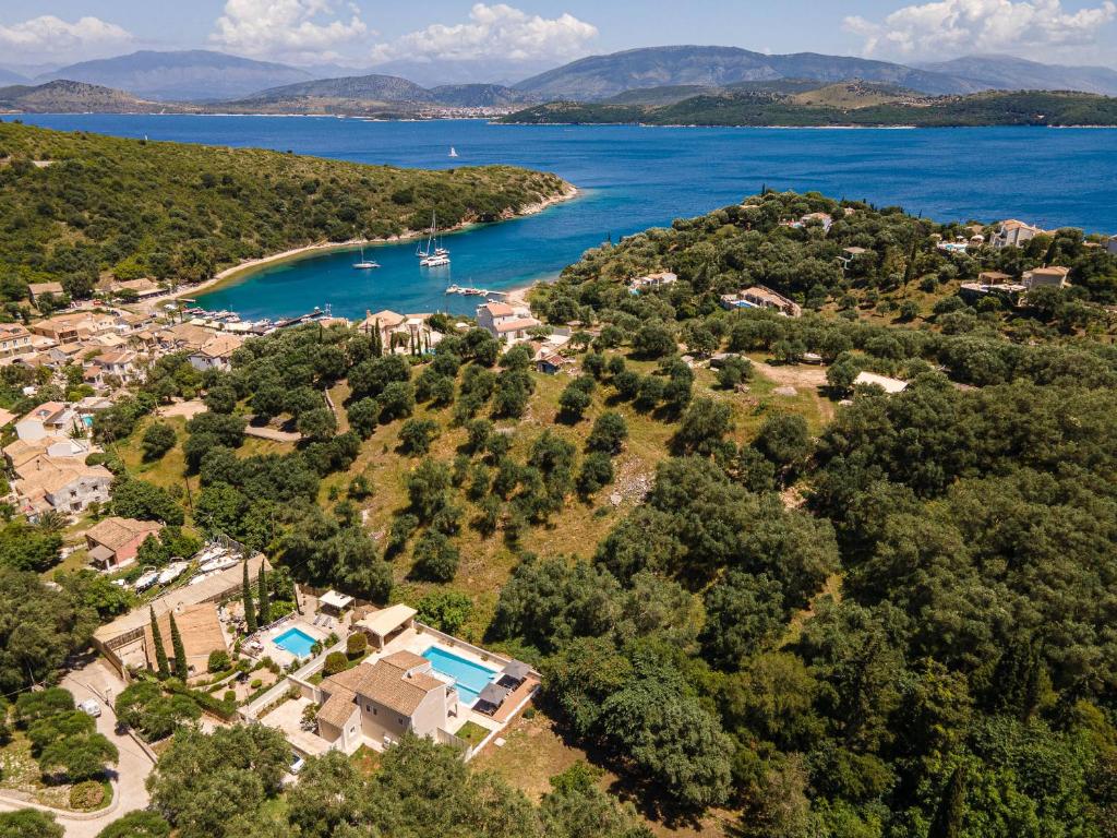 una vista aerea di un resort con una cassa d'acqua di Agios Stefanos Bay - Villa Anna ad Ágios Stéfanos