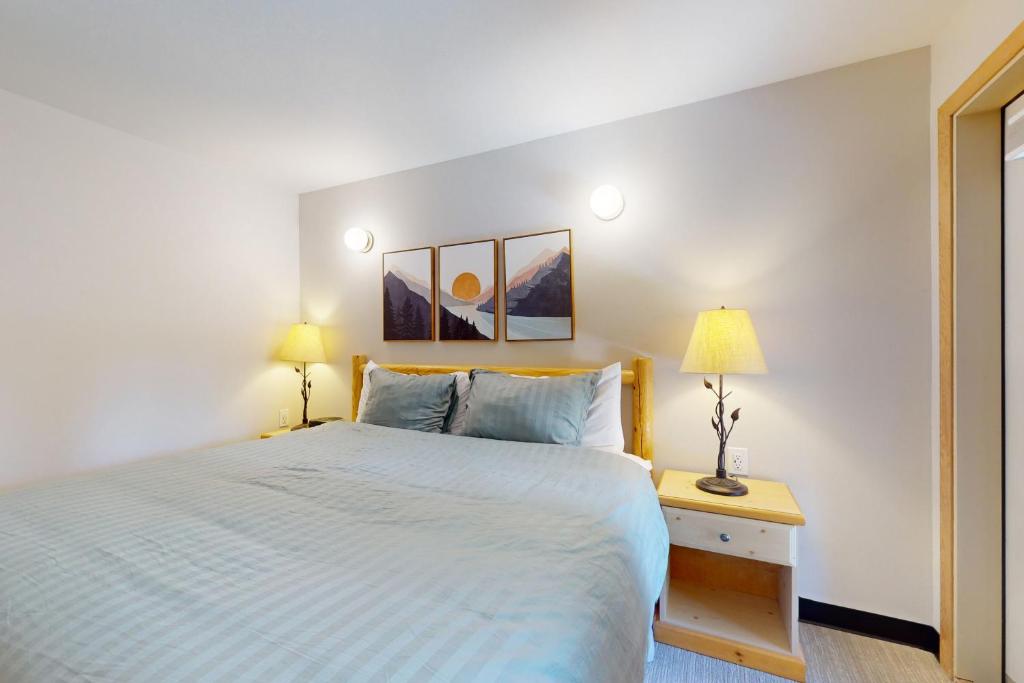 Postel nebo postele na pokoji v ubytování Aspen Suites 506: The Nest