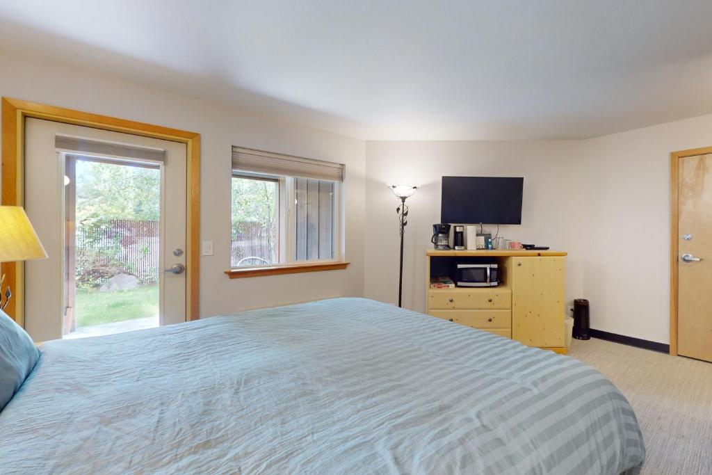 Postel nebo postele na pokoji v ubytování Aspen Suites 506: The Nest