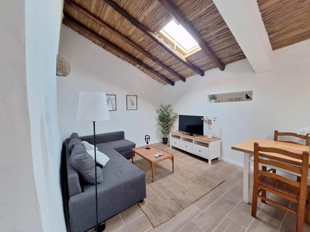 una sala de estar con un sofá y una mesa en Typical house in Algarve 5m from beach, en Porches