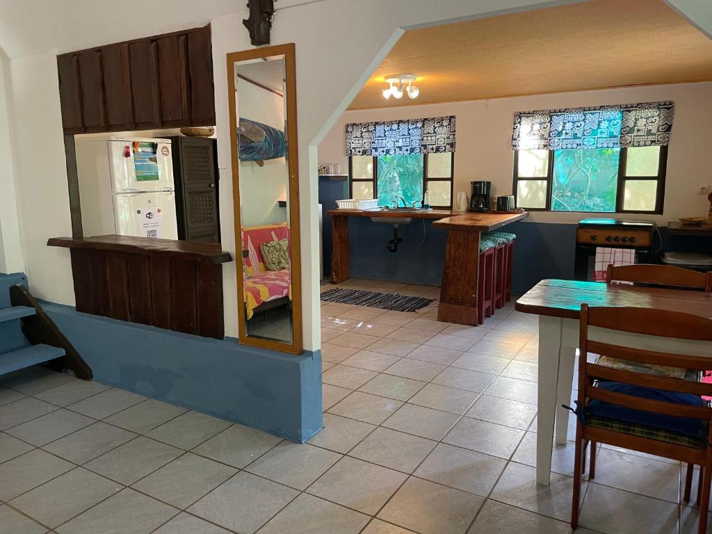 una cucina con tavolo e specchio di Franky's Fare a Fare (Huahine Nui)