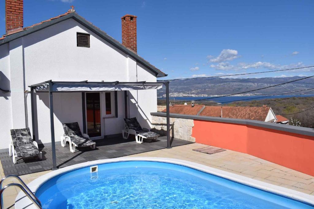 een zwembad op het dak van een huis bij Apartment in Risika - Insel Krk 50492 in Risika