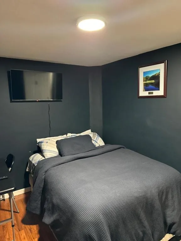 Fidelia Crystal Room, Queen Bed minutes from Newark Liberty International Airport and Newark Penn Station in East Orange