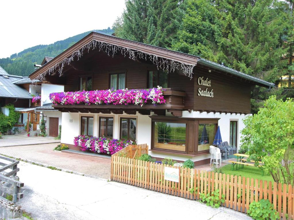 Un edificio con flores en el costado. en Saalach, en Saalbach Hinterglemm