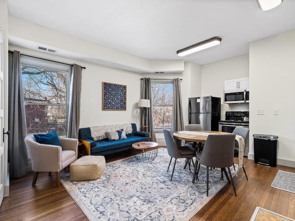Η κουζίνα ή μικρή κουζίνα στο Carriage Manor - Sun Soaked 1BR - Close to CCF