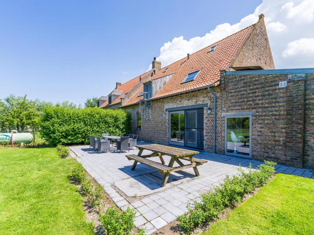 a picnic table in the backyard of a brick house at Meeuwenoord in Slijpe