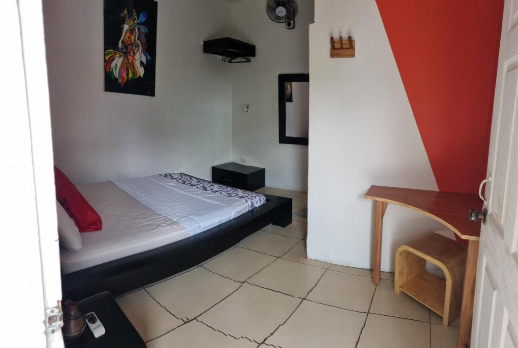 um pequeno quarto com uma cama e uma mesa em The Wabi Sabi em León