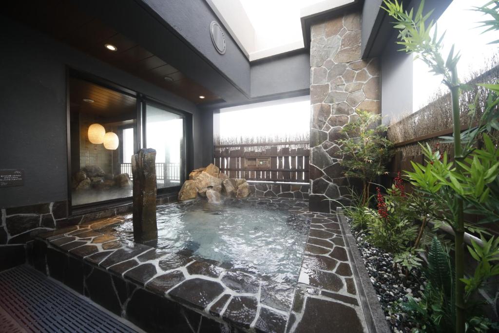 Bazén v ubytování Dormy Inn Maebashi nebo v jeho okolí