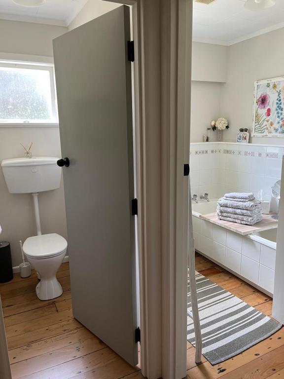 Cone Hill Farmstay - with bush and river walks - 80 sqm self contained - Resim 7