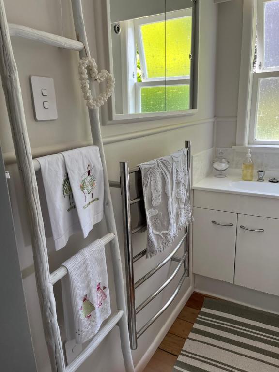 Cone Hill Farmstay - with bush and river walks - 80 sqm self contained - Resim 3