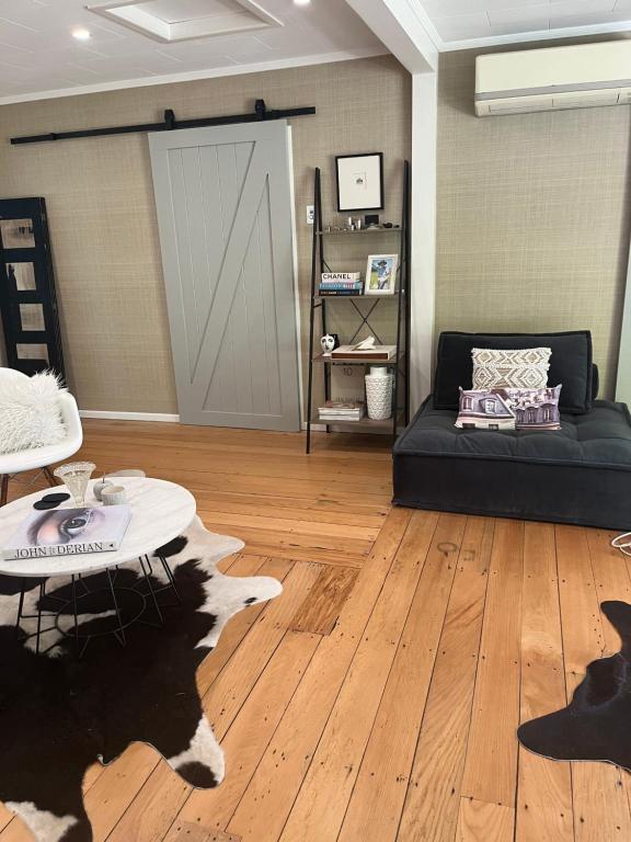 Cone Hill Farmstay - with bush and river walks - 80 sqm self contained - Resim 13