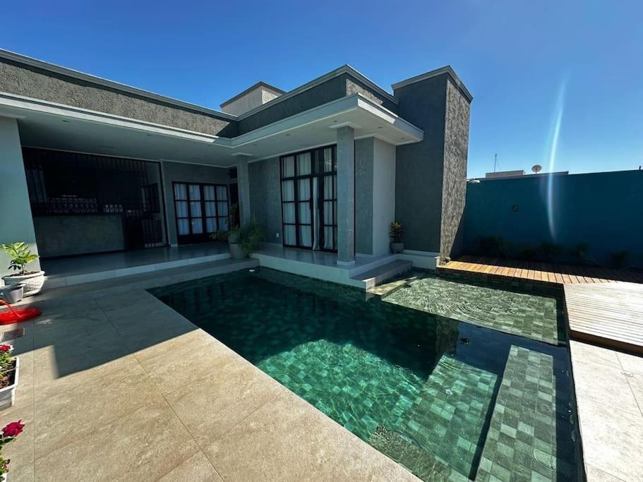 una piscina davanti a una casa di Casa Lamparina a Santa Fé do Sul