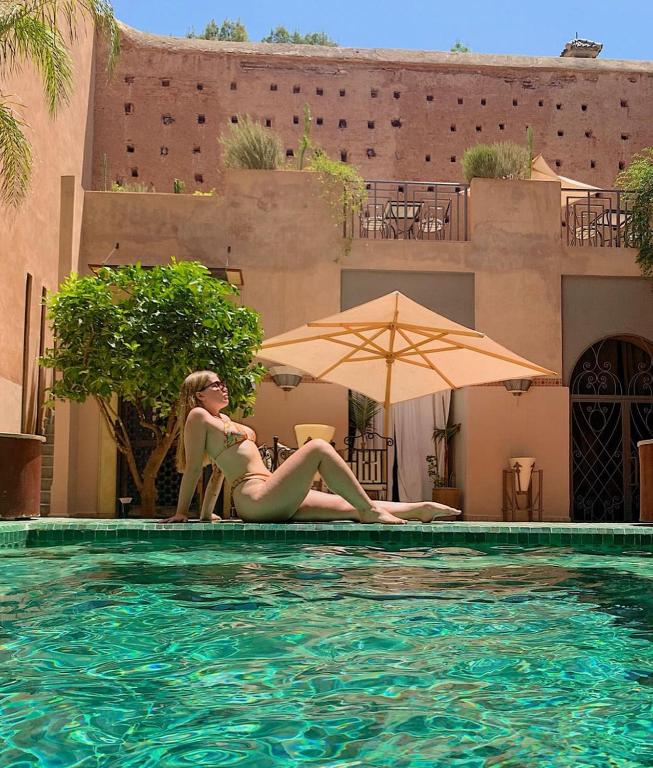 Bazén v ubytování Le Medina Privilège Riad & Spa nebo v jeho okolí