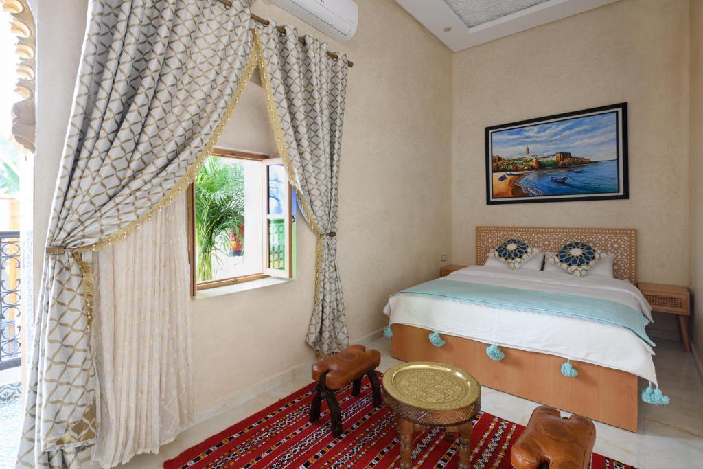 Postel nebo postele na pokoji v ubytování Luxurious Riad Center Rabat Dar Al Jeld