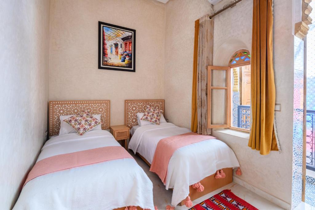 Postel nebo postele na pokoji v ubytování Luxurious Riad Center Rabat Dar Al Jeld