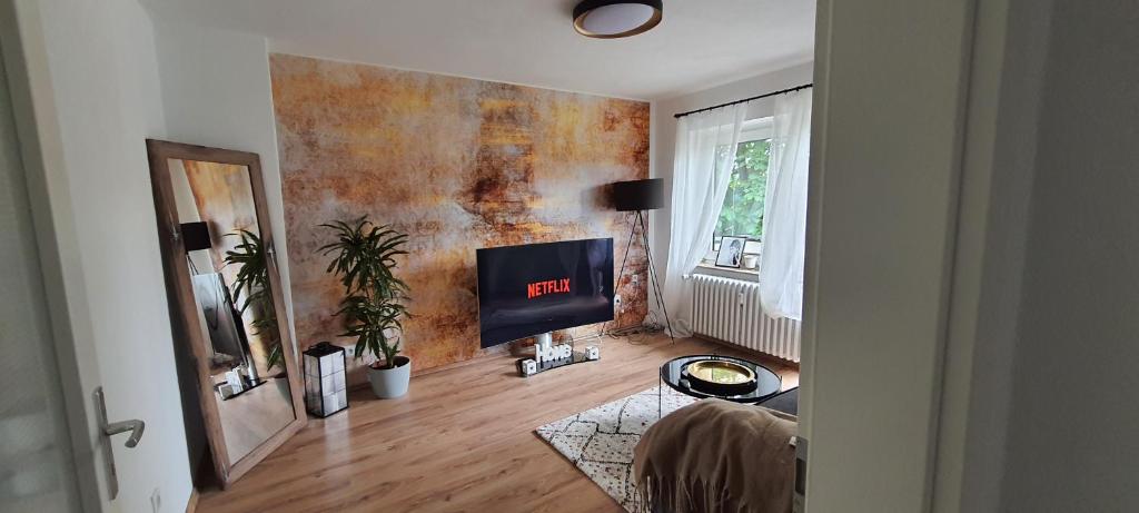 uma sala de estar com lareira na parede em Dream Home in Dortmund em Dortmund