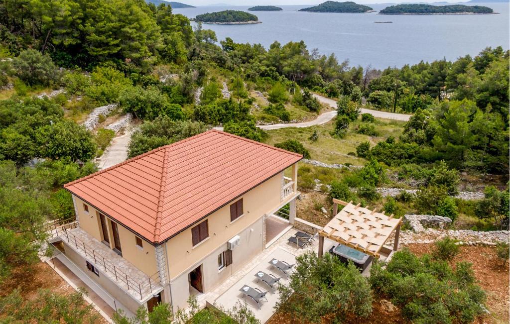 widok z góry na dom z czerwonym dachem w obiekcie Holiday Home Prizba 43 w mieście Prižba