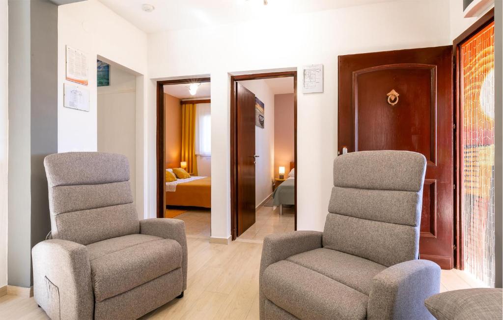 salon z dwoma krzesłami i kanapą w obiekcie Holiday Home Prizba 43 w mieście Prižba