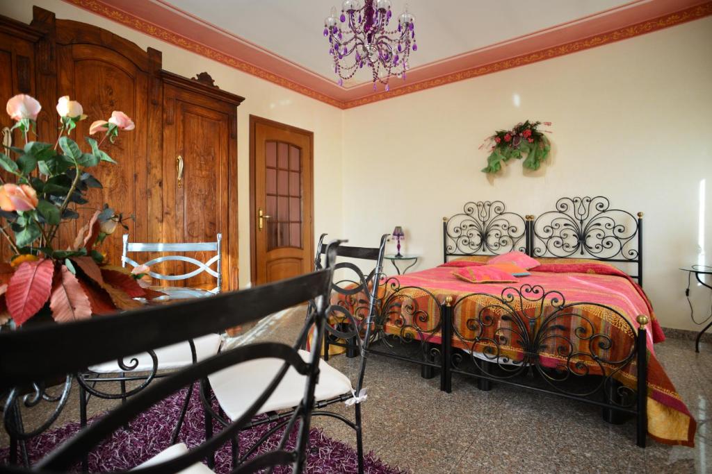 A bed or beds in a room at Hotel & Residence Corona Grossa Balangero