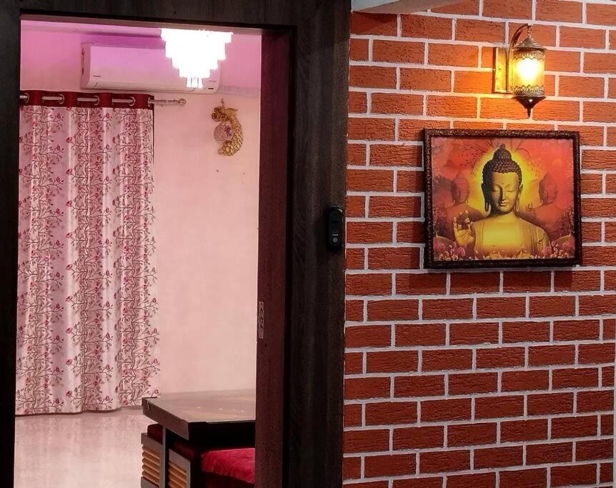 una imagen de un Buda en una pared de ladrillos en Eutopia A Zen lounge Highstreet AC Free Parking, en Pune