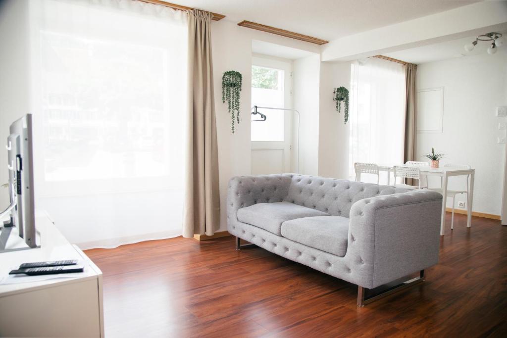 Uma área de estar em Nimbuzzz Apartments
