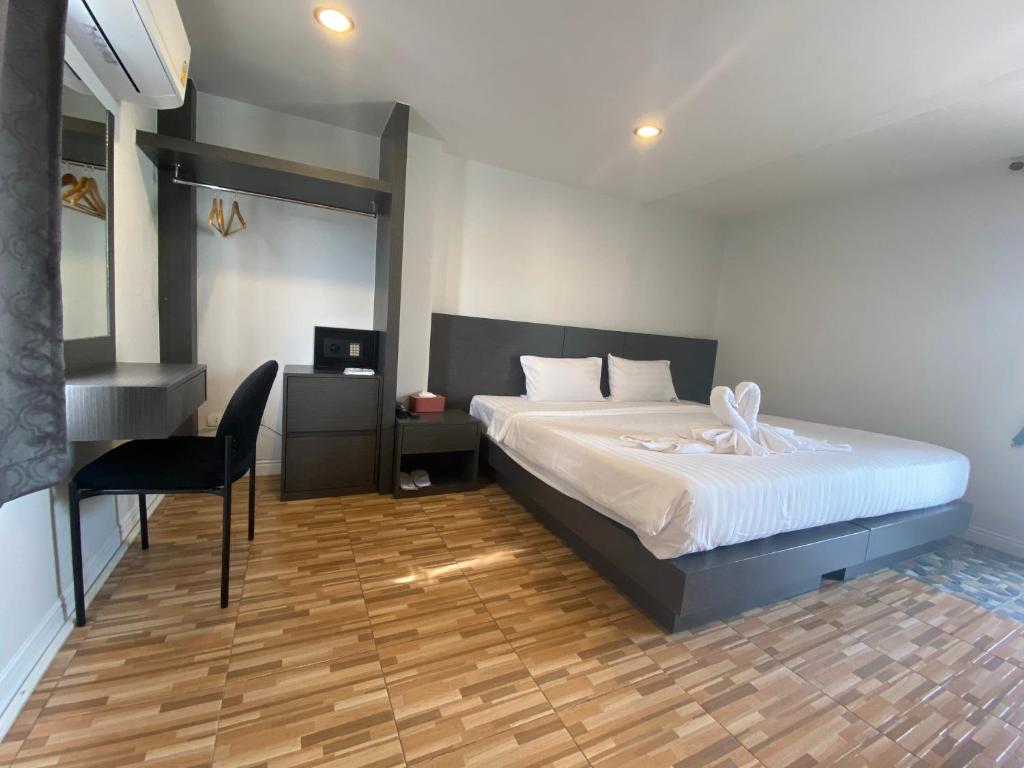 Postel nebo postele na pokoji v ubytování 77 Patong Hotel & Spa